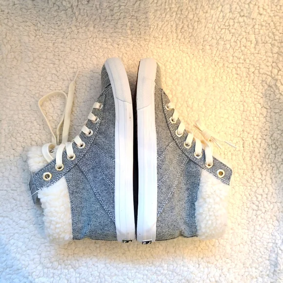 Tommy Bahama - NWT - gray denim look with faux shearling high-top sneake… - Picture 11 of 12